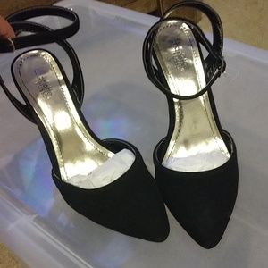 Black closed tow heels